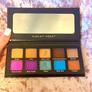 VIOLET VOSS ESSENTIALS 2 eyeshadow pallet